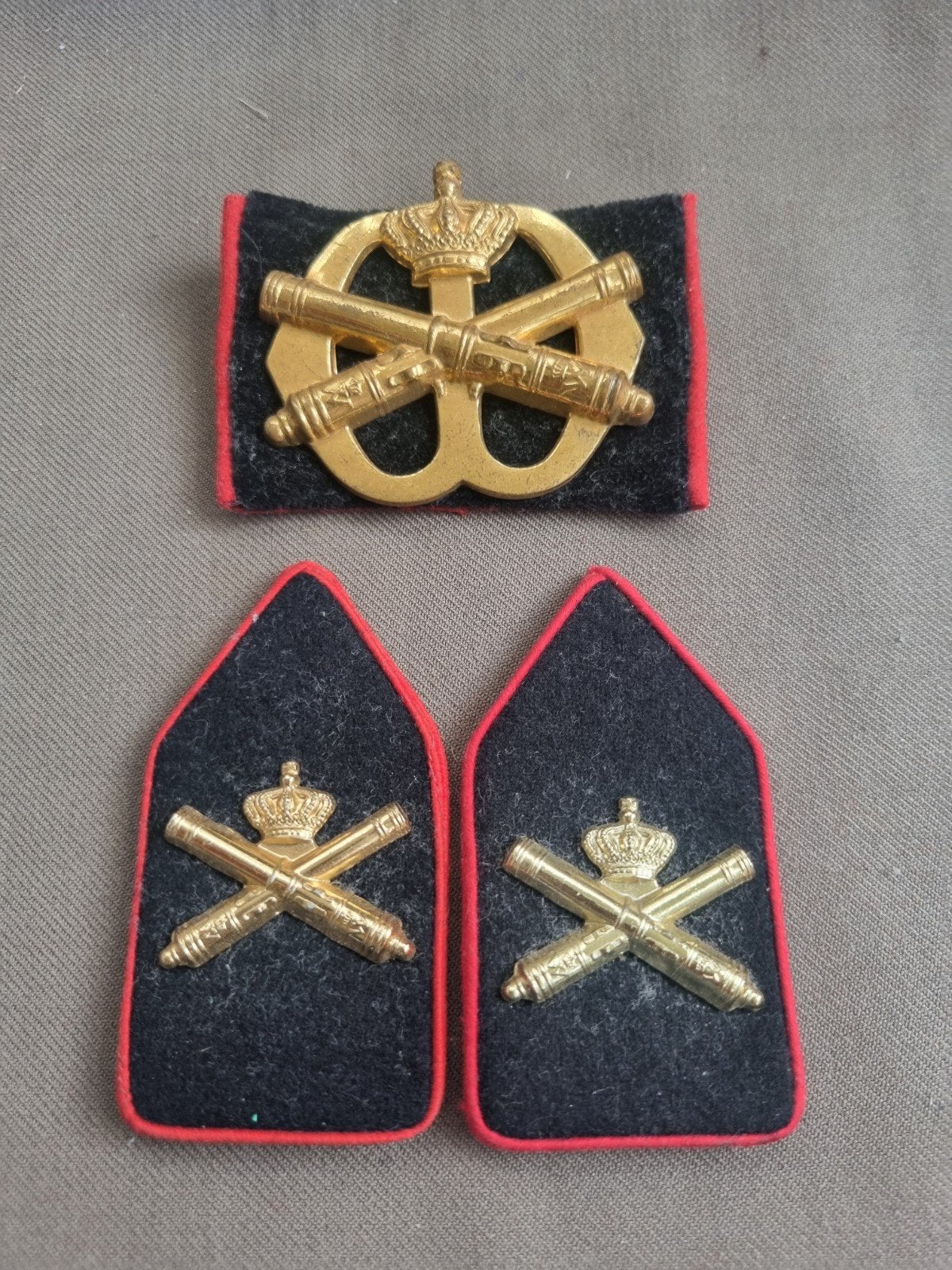 Setje Regiment Veldartillerie (oogjes), Ophalen of Verzenden, Landmacht, Nederland, Embleem of Badge