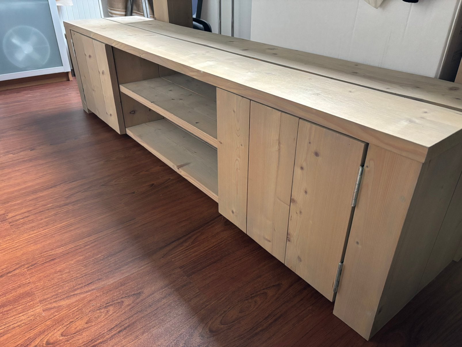 Steigerhouten TV-meubel met grey wash - 180 cm breed, Huis en Inrichting, Kasten | Televisiemeubels, Gebruikt, Minder dan 100 cm