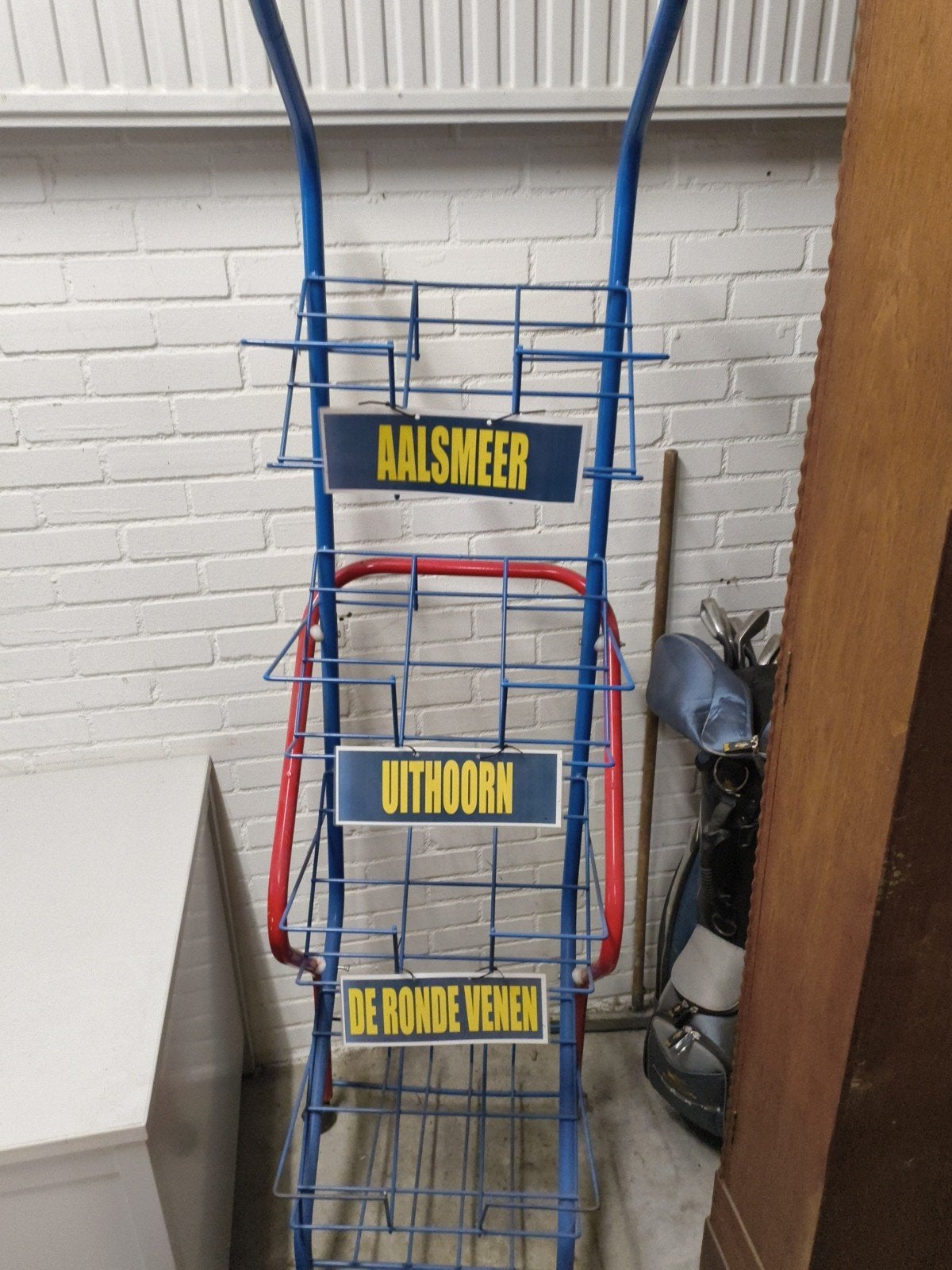 Krantenrek/Tijdschriftenrek op wieltjes - 190x50 cm, Ophalen, Gebruikt