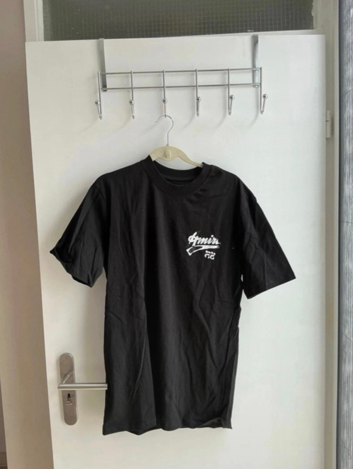 Amiri T-shirt Zwart met Wit Logo - Maat M, Ophalen of Verzenden, Gedragen, Maat 48/50 (M), Zwart