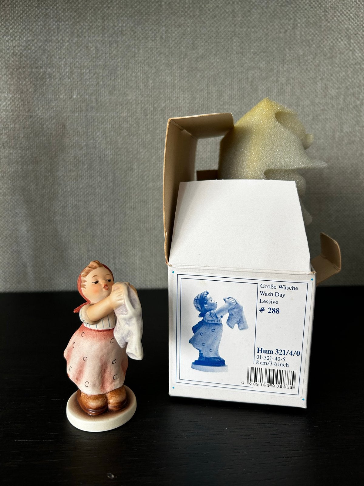 Hummel beeldje "Grote Was" - Meisje met wasgoed, Verzamelen, Ophalen of Verzenden, Zo goed als nieuw, Hummel