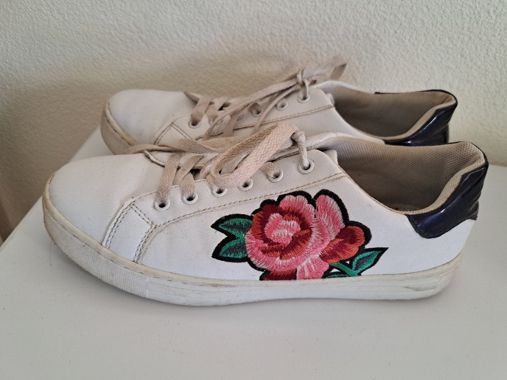 Witte sneakers gympen met geborduurde roos bloem maat 39, Wit, Ophalen of Verzenden, Sneakers of Gympen, Gedragen