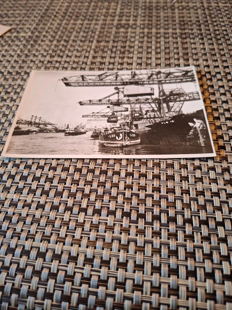 3 zwart-wit fotoos van haven met schepen en kranen, Verzamelen, Foto's en Prenten, Ophalen of Verzenden, Voor 1940, Gebruikt, Overige onderwerpen