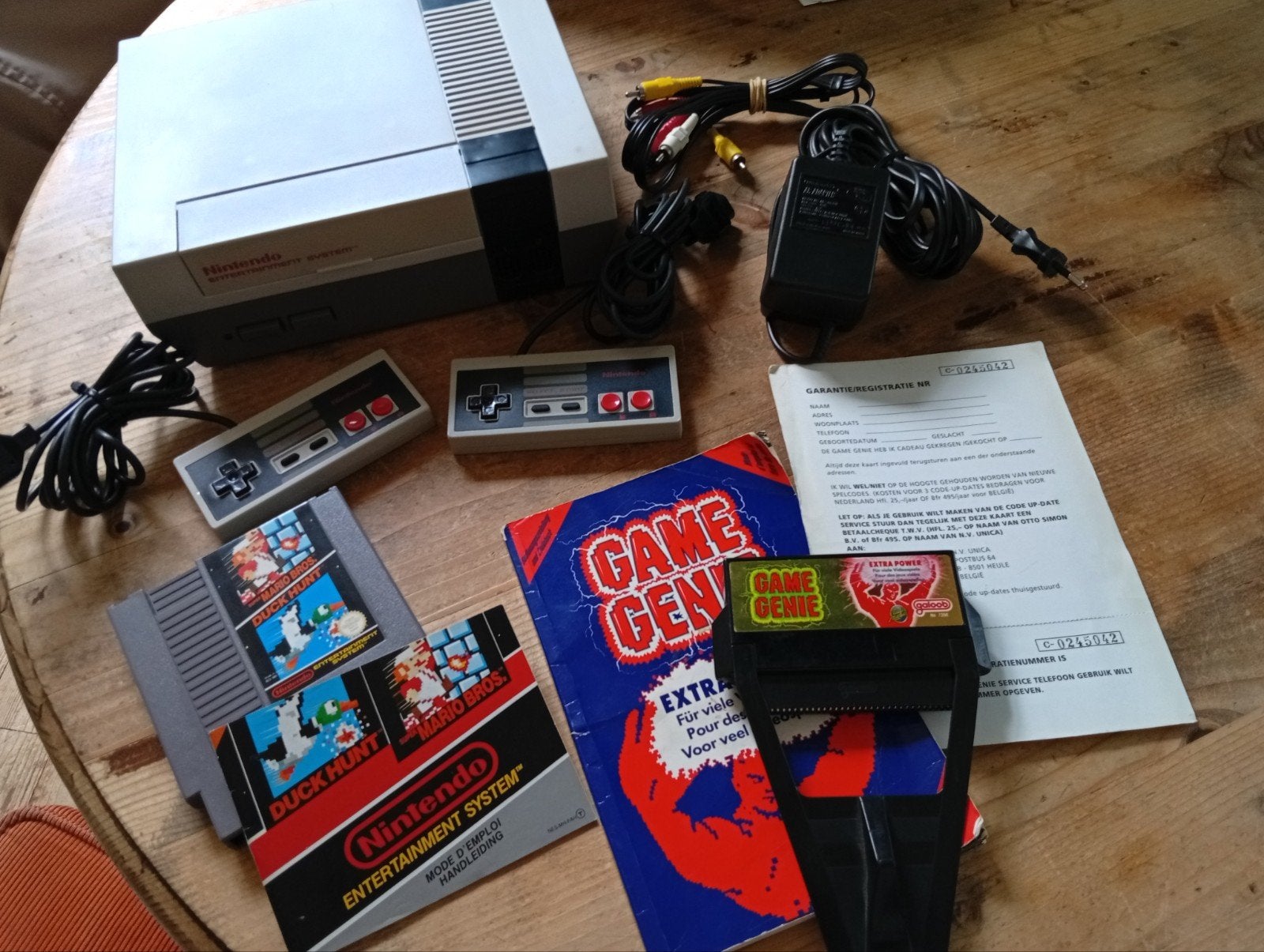 Nintendo NES Console met Mario Bros, Game Genie & 2 controll, Ophalen of Verzenden, Gebruikt, Met 2 controllers, Met games