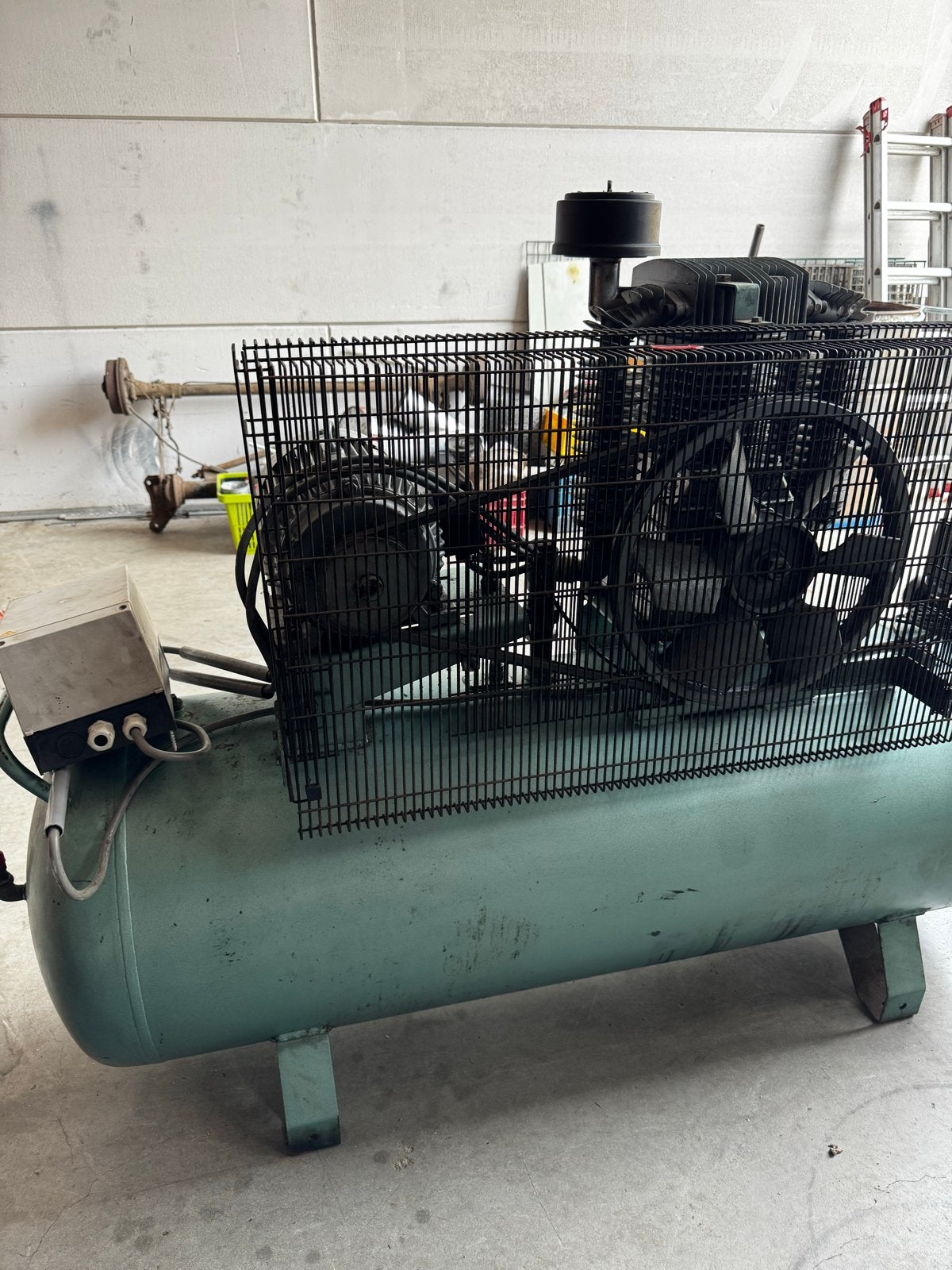 Krachtige 4kW compressor met 300L tank en droger, Gebruikt, 10 bar of meer, 100 liter of meer, 400 tot 800 liter/min