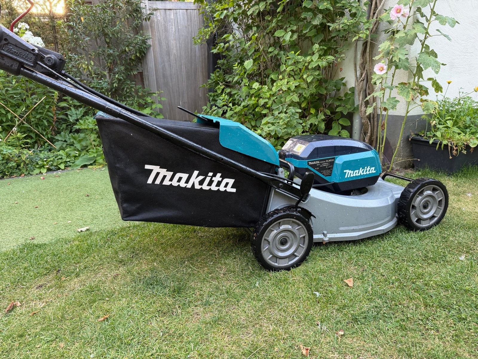 Makita DLM533 Accu Grasmaaier 2x18V, Tuin en Terras, Ophalen, Cirkelmaaier, Accu-grasmaaier, Zo goed als nieuw