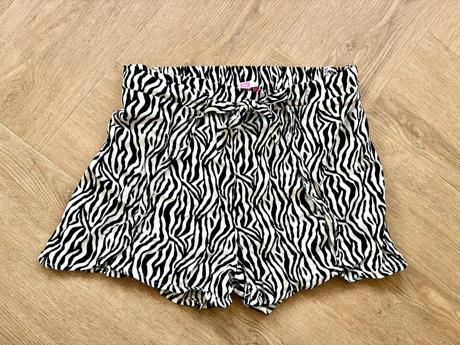 WE Zwart-witte short maat 146, Verzenden, Nieuw, Meisje, Broek
