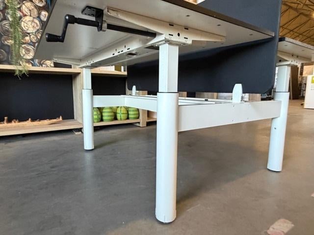 Foto 6 van Gispen TM Duo-bureau met slinger , verdeler, kabelgoot, 20st
