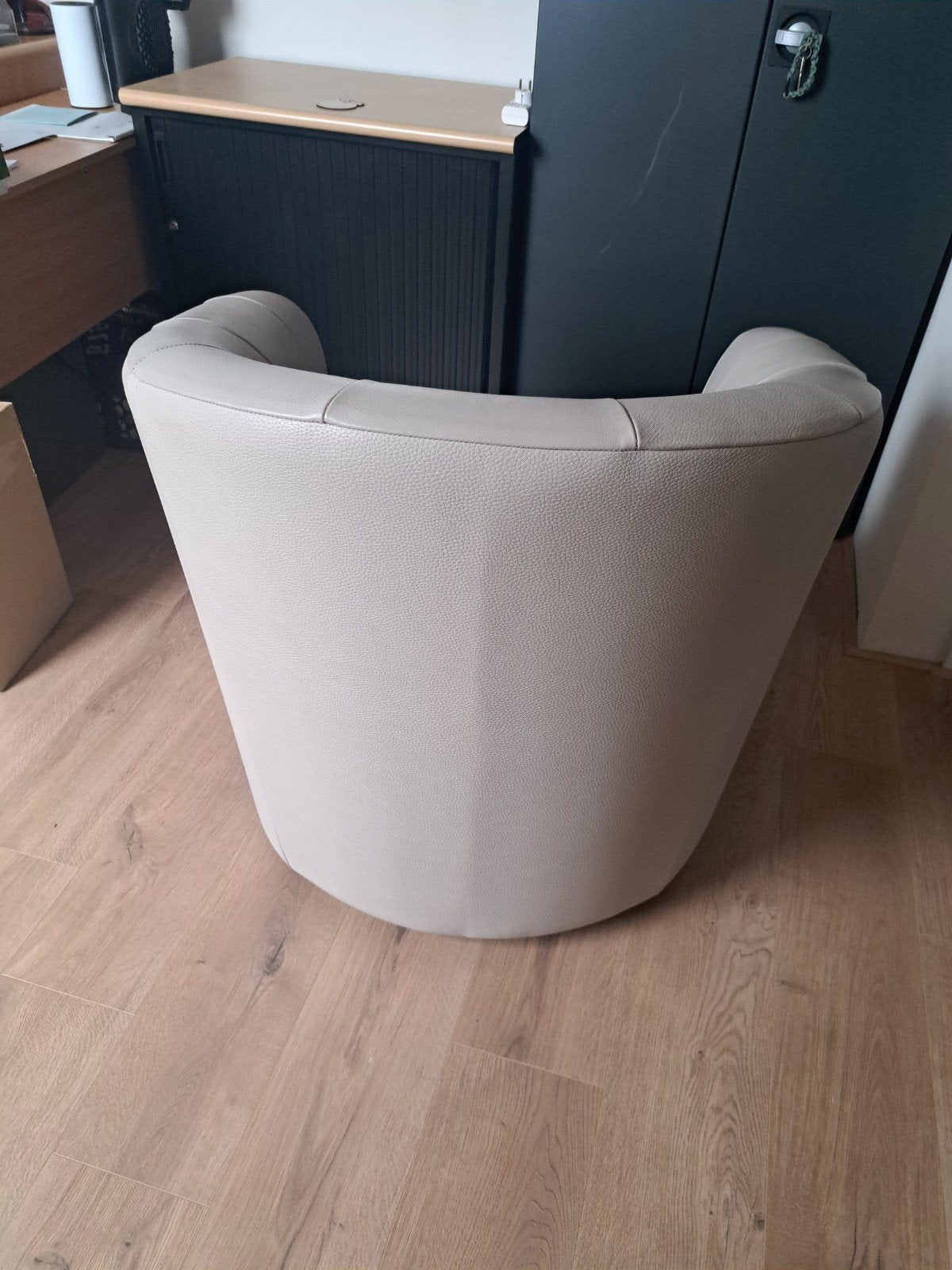 2 Nieuwe Leren Fauteuils op Draaiplateau, Ophalen, Nieuw, 75 tot 100 cm, Modern
