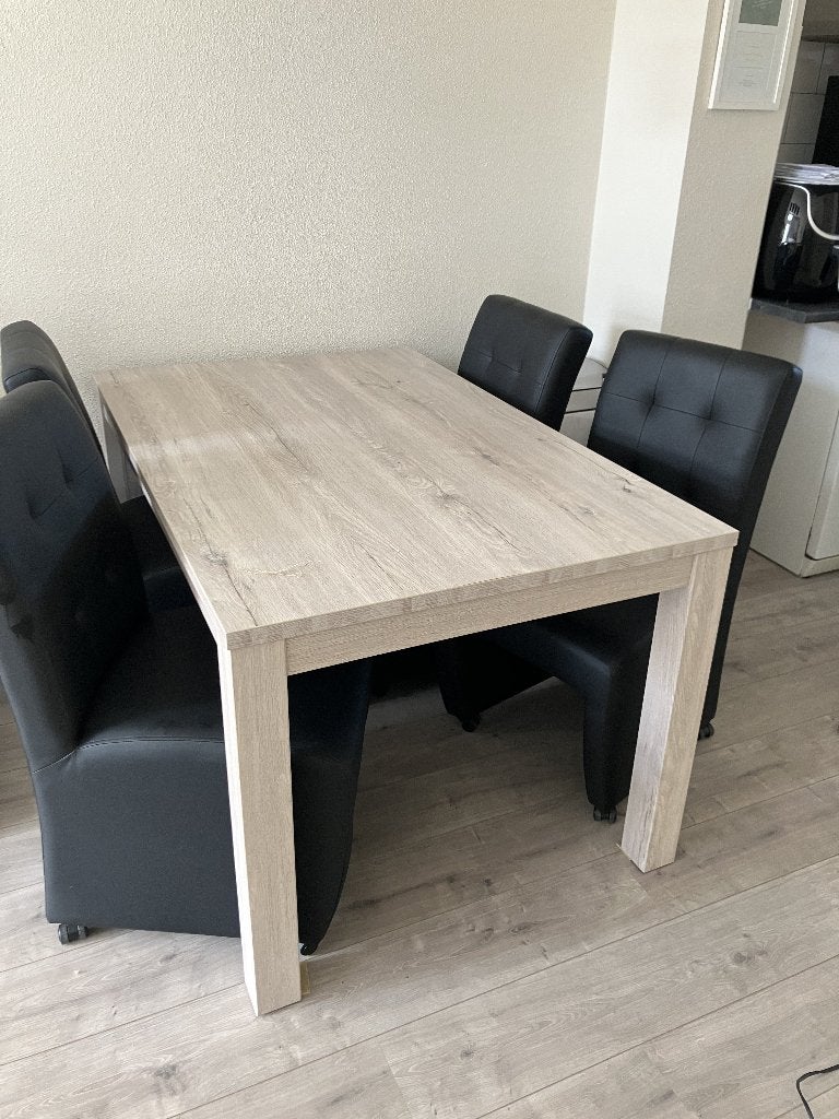 Eettafel en 4 leder look stoelen met wieltjes, Ophalen, 50 tot 100 cm, Zo goed als nieuw, Vier personen