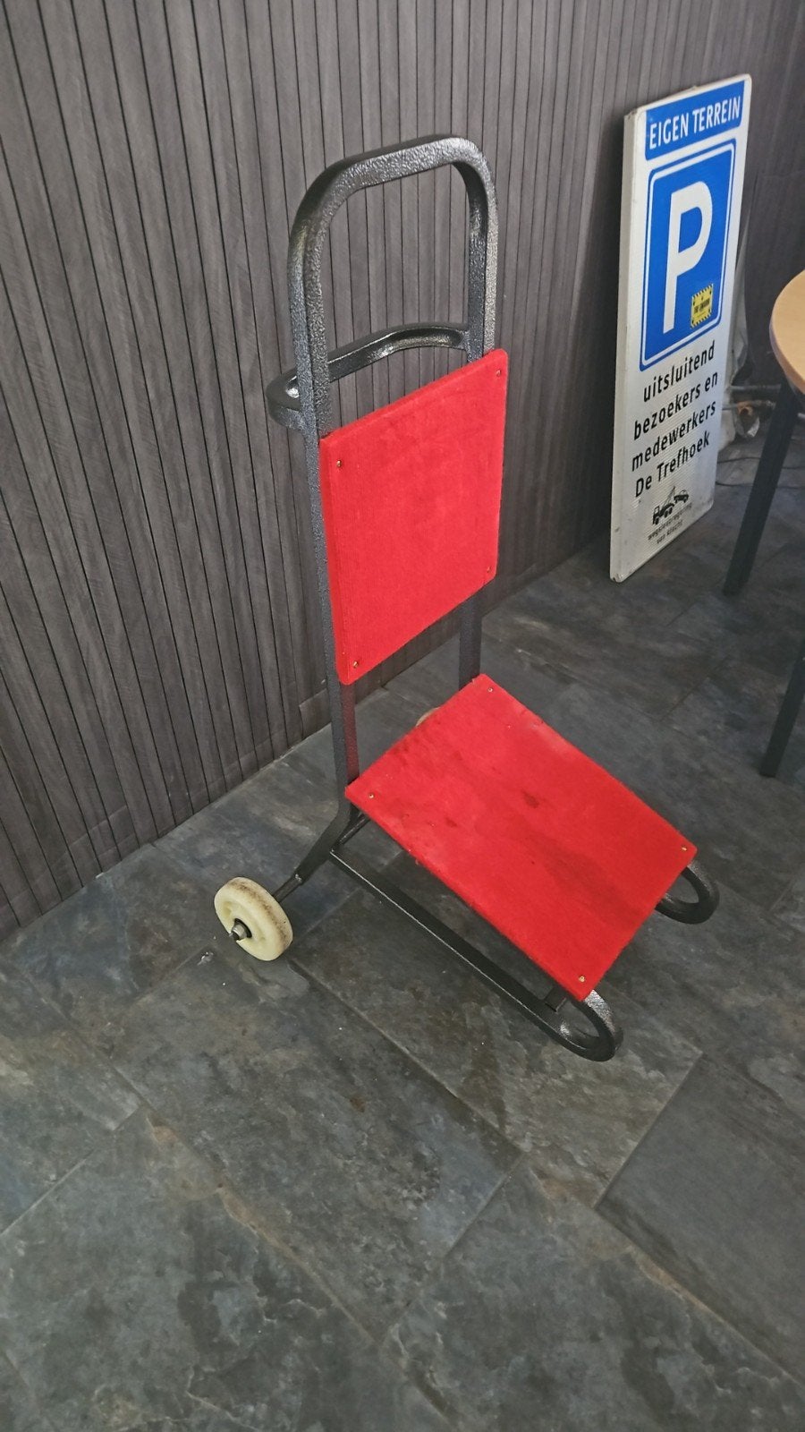 Karretje om stapels stoelen te verzetten, Ophalen