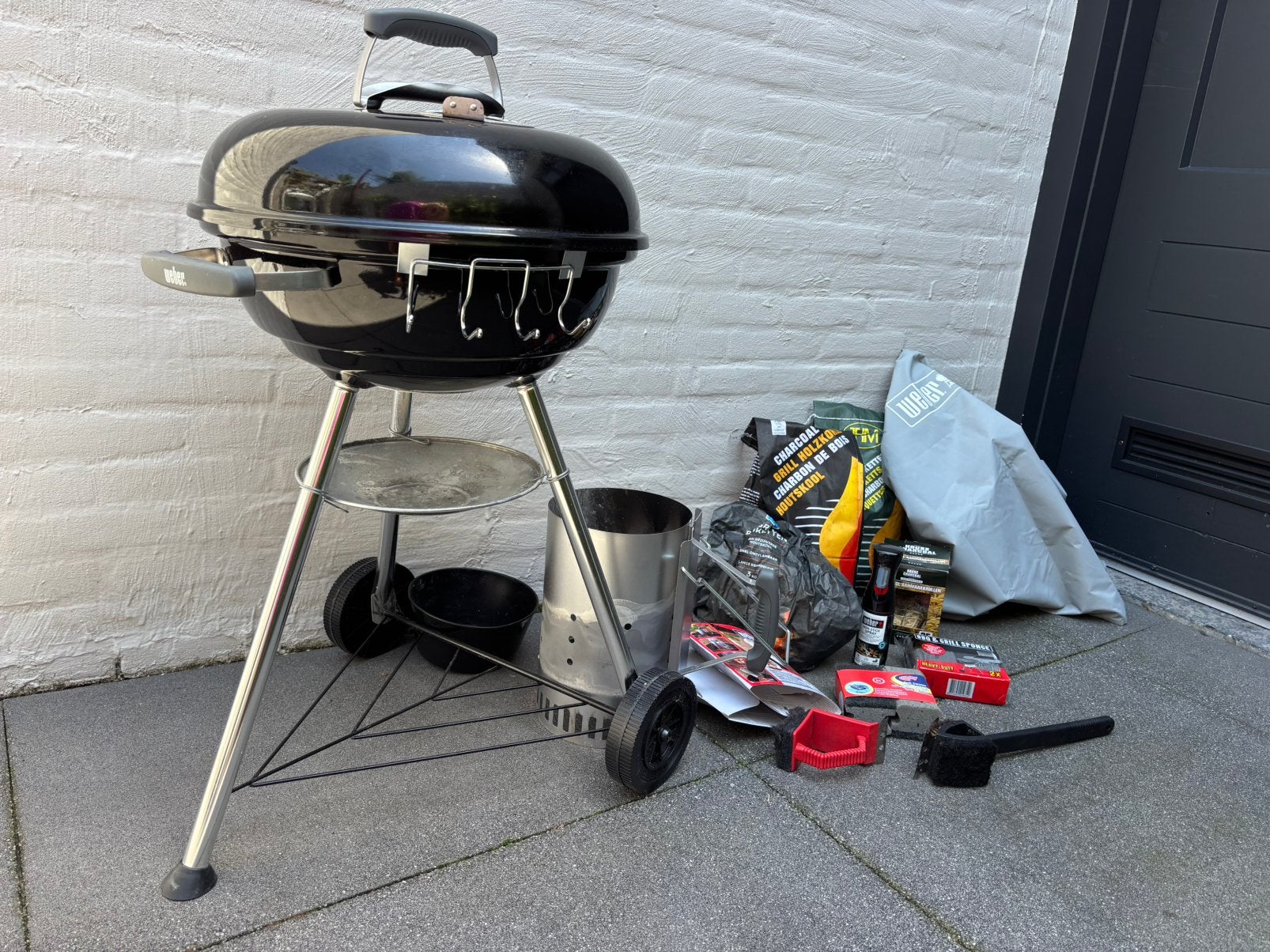 Weber houtskool barbecue, starter, hoes enz. Complete set, Ophalen, Zo goed als nieuw, Met accessoires