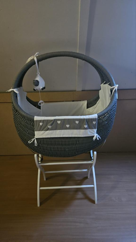 Mooie grijze Celine wieg met standaard en bekleding, Kinderen en Baby's, Babywiegjes en Ledikanten, Zo goed als nieuw, Wieg, Ophalen