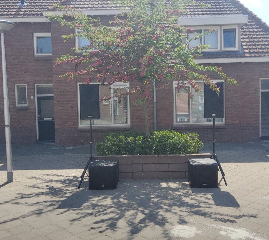 QSC KW152 Topkasten en KW181 Subwoofers met statieven