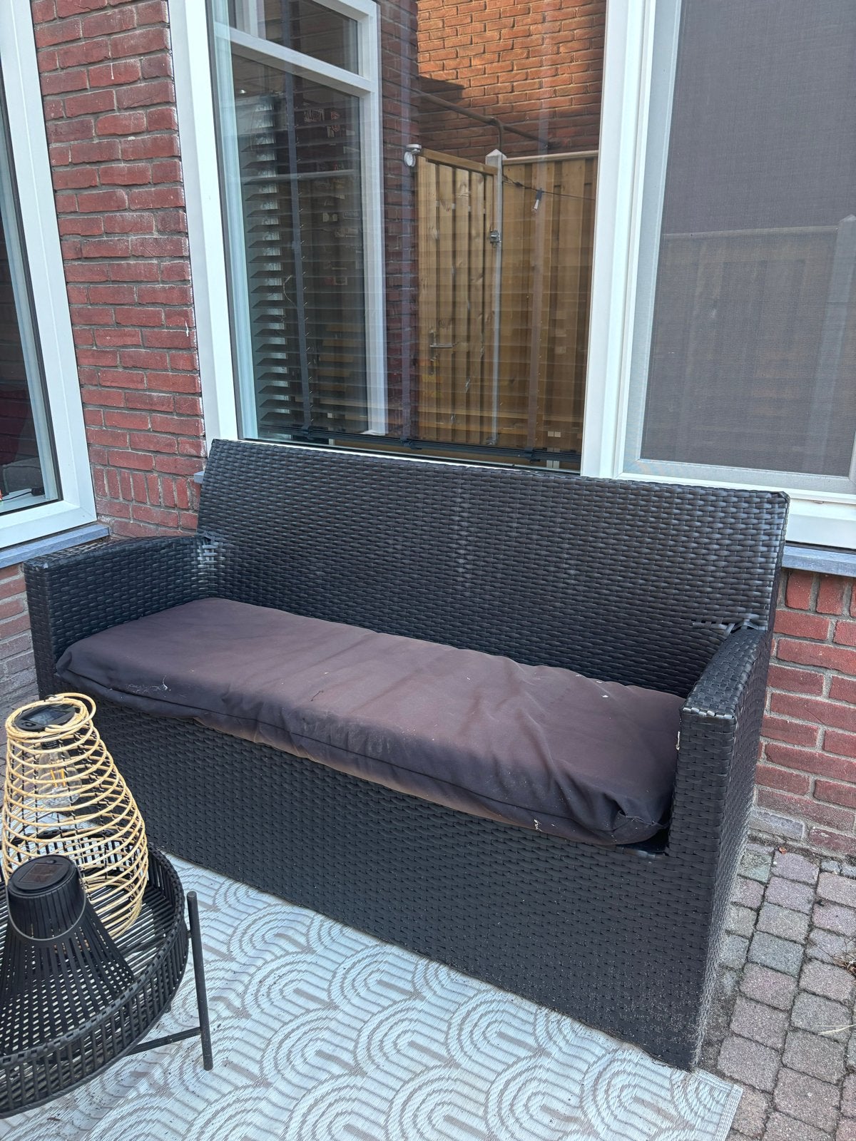Wicker bank met verkleurd kussen, Tuin en Terras, Ophalen, Gebruikt, Wicker