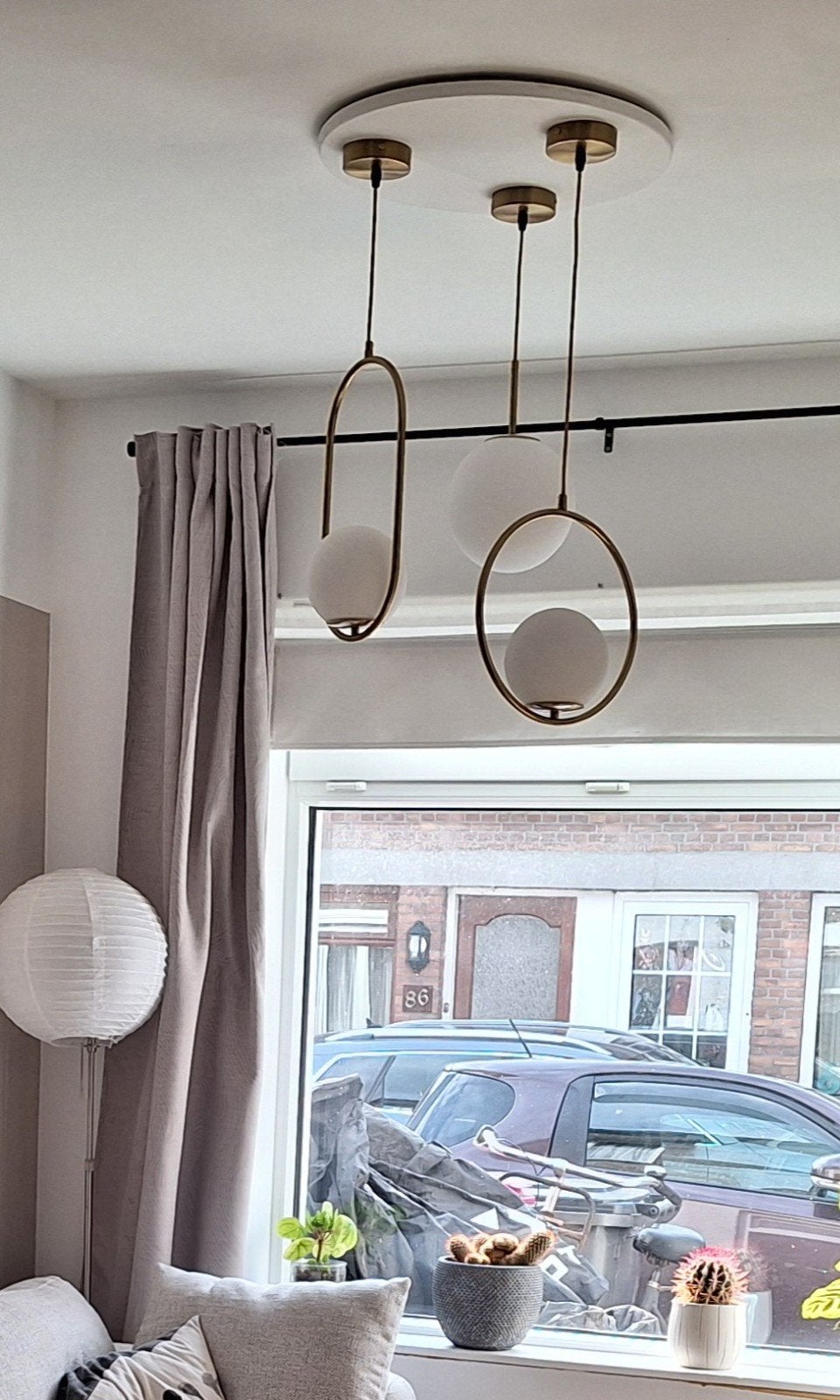 Moderne Hanglamp met Gouden Ring en Witte Bol, Huis en Inrichting, Lampen | Hanglampen, Ophalen, Zo goed als nieuw, Glas, Modern, Scandinavisch