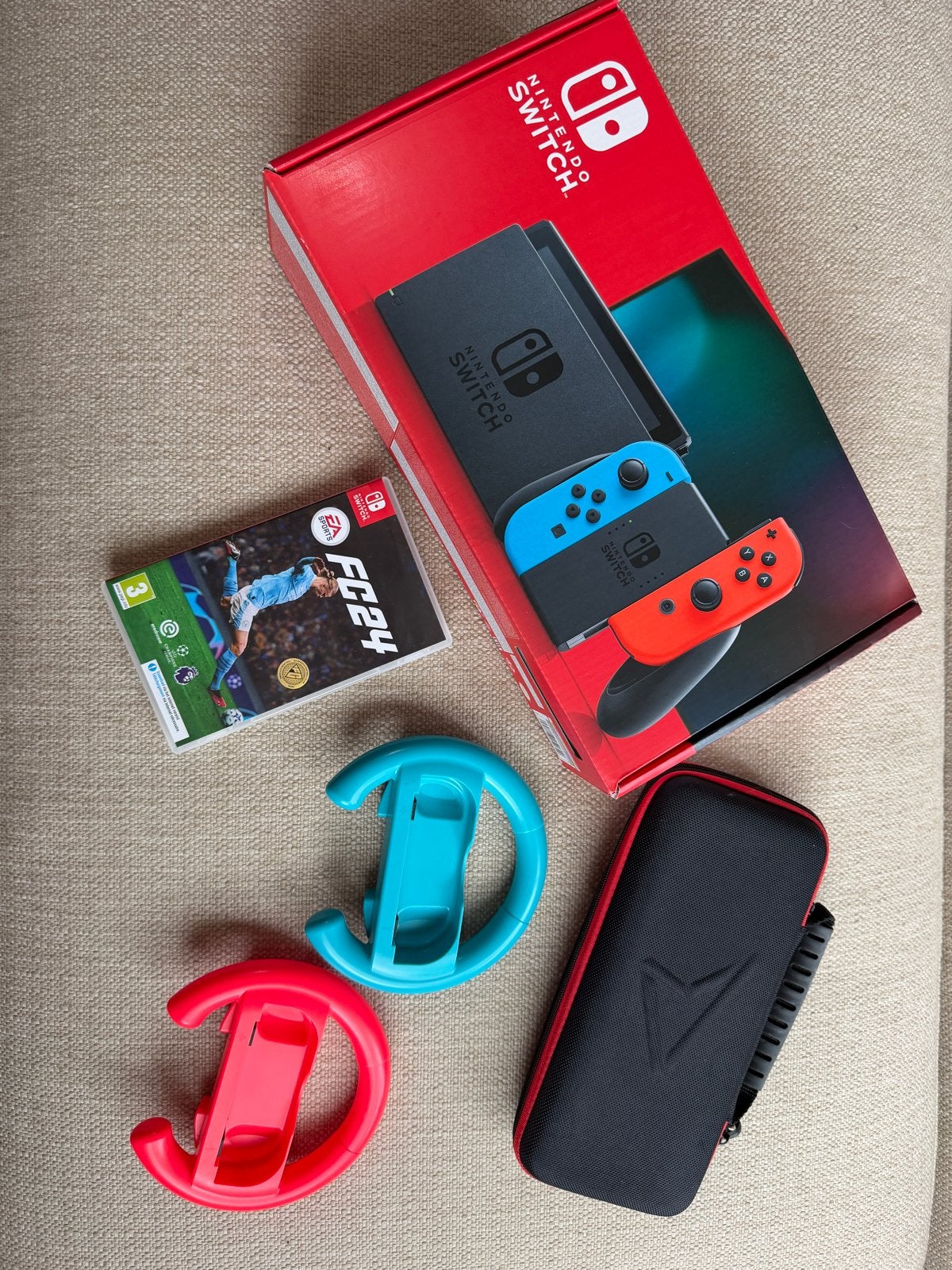 Nintendo Switch 1 (2025) met FC24, beschermhoes en adapter, Spelcomputers en Games, Met 2 controllers, Zo goed als nieuw, Met games