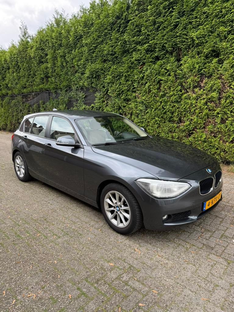 BMW 1-Serie 116i EDE Executive 100KW 5DR 2013 | NWE KETTING!, Auto's, BMW, 1-Serie, Beige, 4 cilinders, 1200 kg