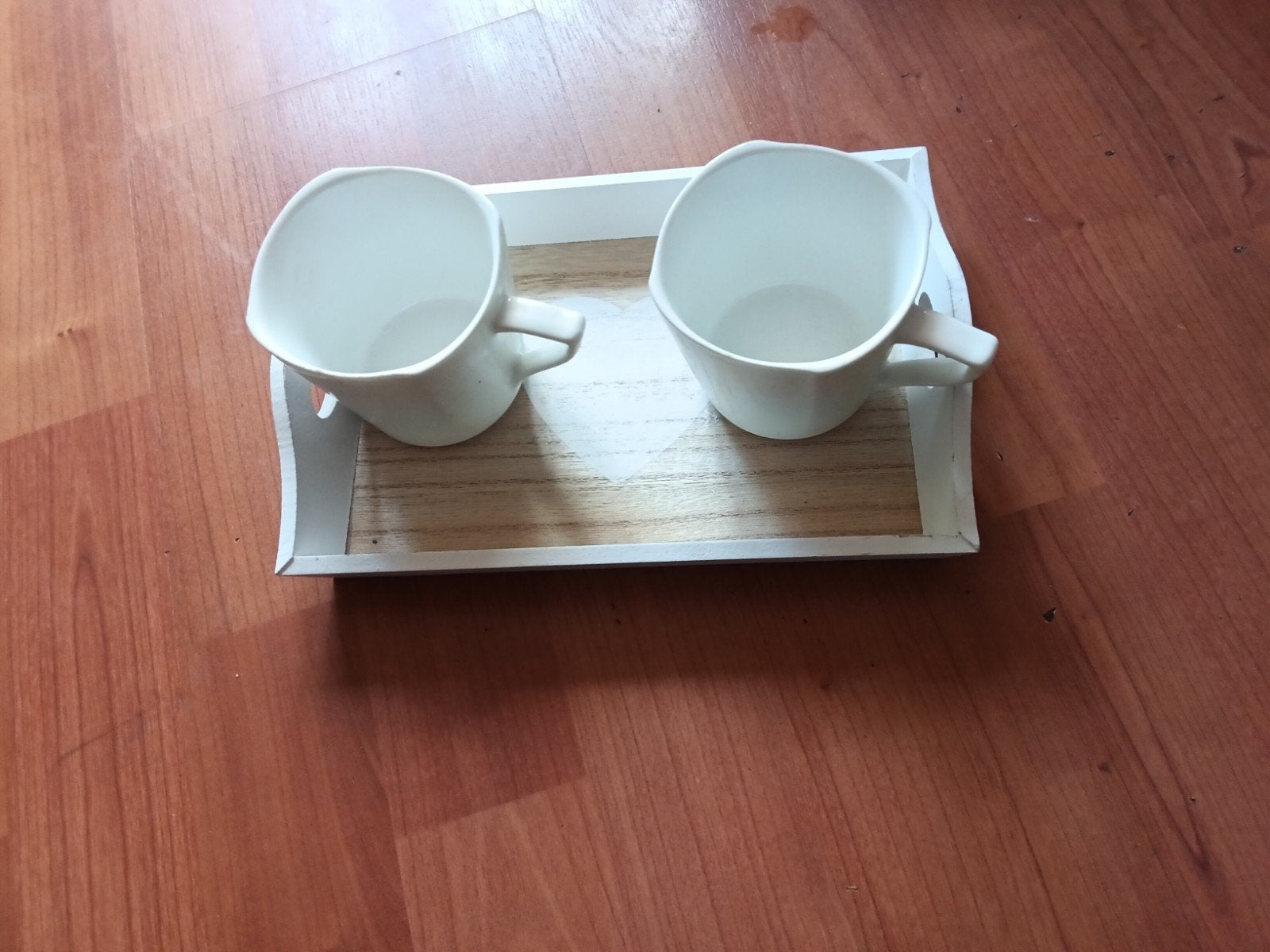 Twee witte mokken op dienblad, Huis en Inrichting, Ophalen of Verzenden, Steen/keramiek, Wit, Overige typen