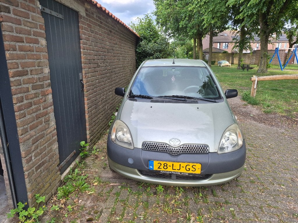 Toyota Yaris 1.3 VVT-I 2003 (barst in ruit + uitlaat los), Auto's, Voorwielaandrijving, 31 €/maand, 4 cilinders, 400 kg