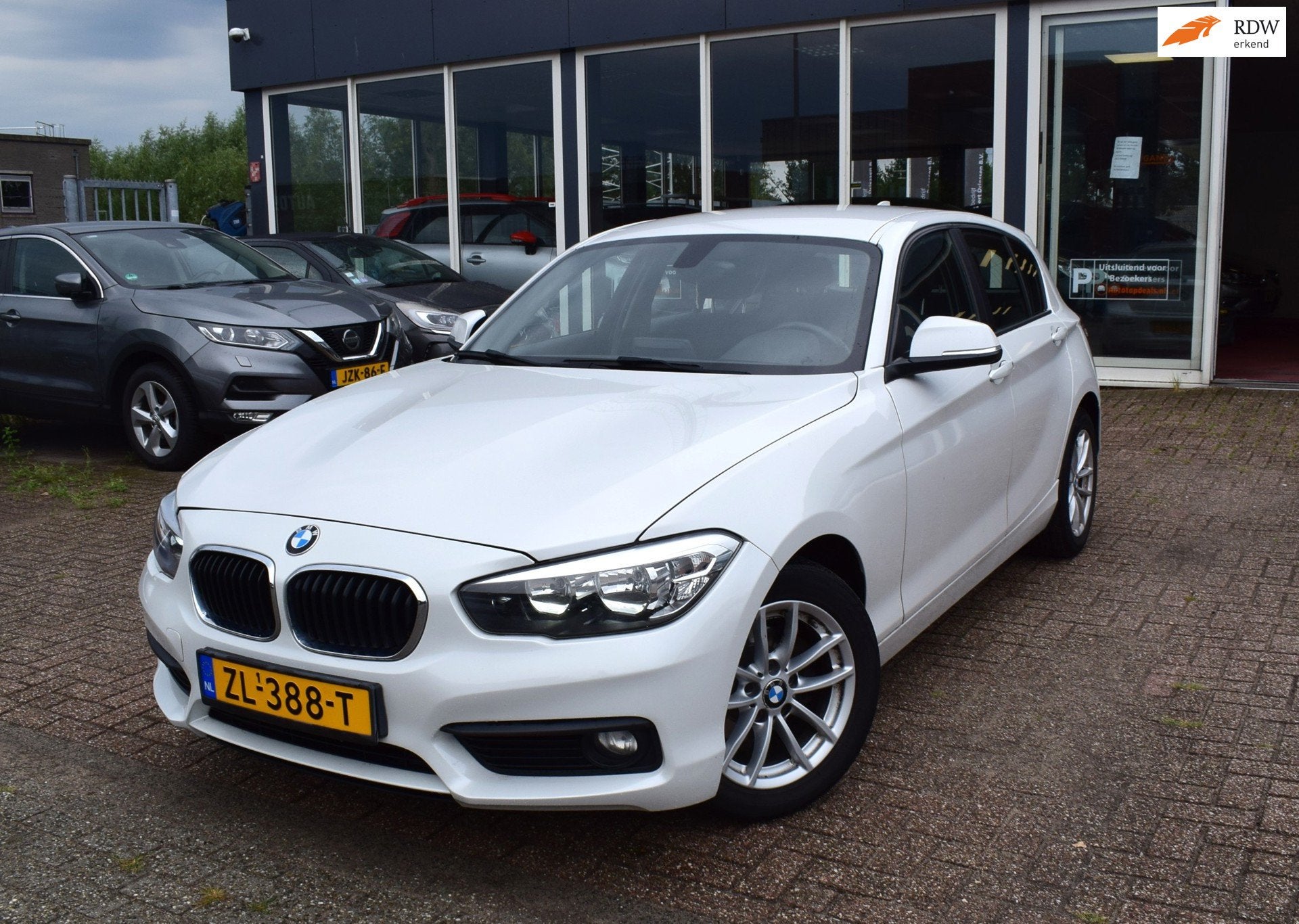 BMW 1-serie 118i Centennial Executive | ACHTERUIT RIJ SENSOR, Auto's, Gebruikt, Automatische klimaatregeling, Wit, Bedrijf