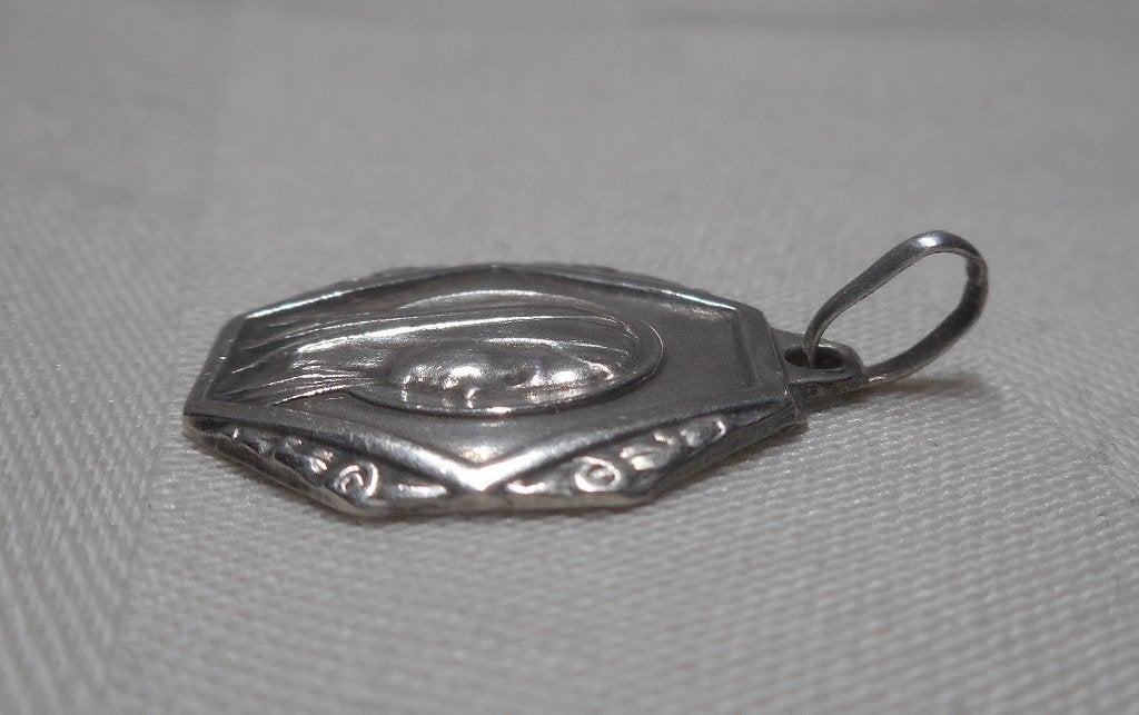 Zilveren antieke religie hanger Lourdes nr.090, Verzenden