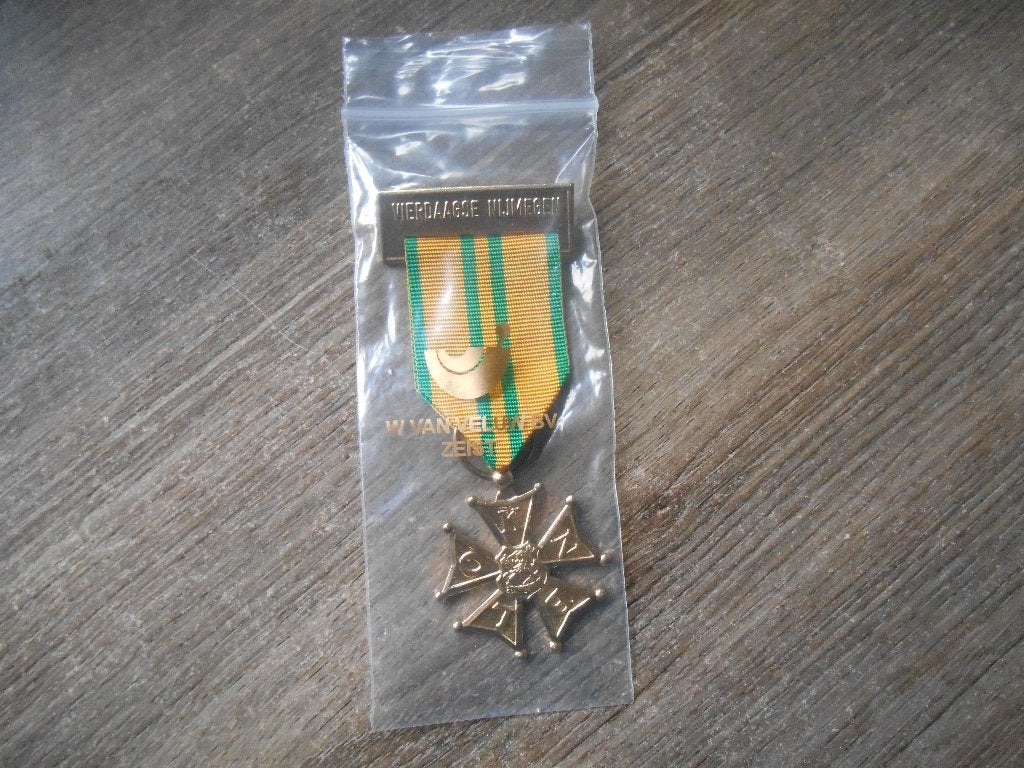 Medaille Vierdaagse Nijmegen voor de 1ste keer, Verzamelen, Ophalen of Verzenden, Landmacht, Nederland, Lintje, Medaille of Wings
