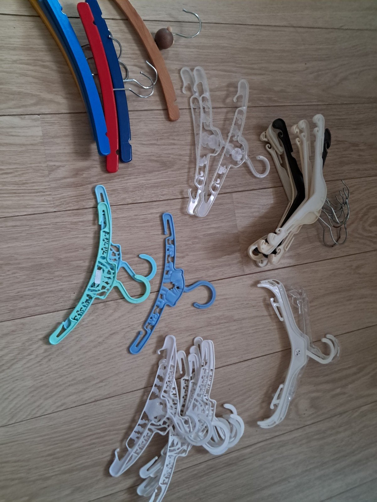 Diverse kledinghangers voor kinderen en volwassenen, Kleding | Dames, Ophalen of Verzenden, Gebruikt, Hout, Kinderen