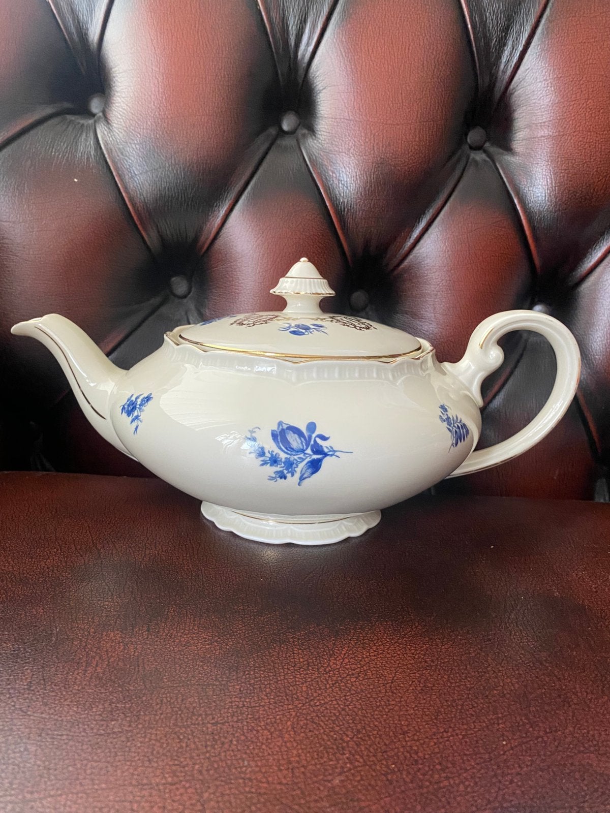 Theepot met blauwebloemetjes en goudhlazuren versiering, Ophalen