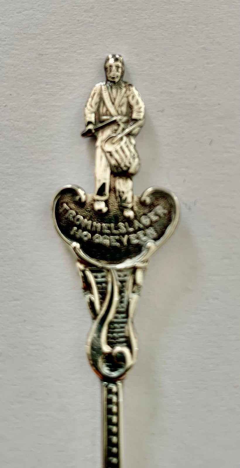 Verzilverd lepeltje van Hoogeveen, met trommelslager., Ophalen of Verzenden, Zilver