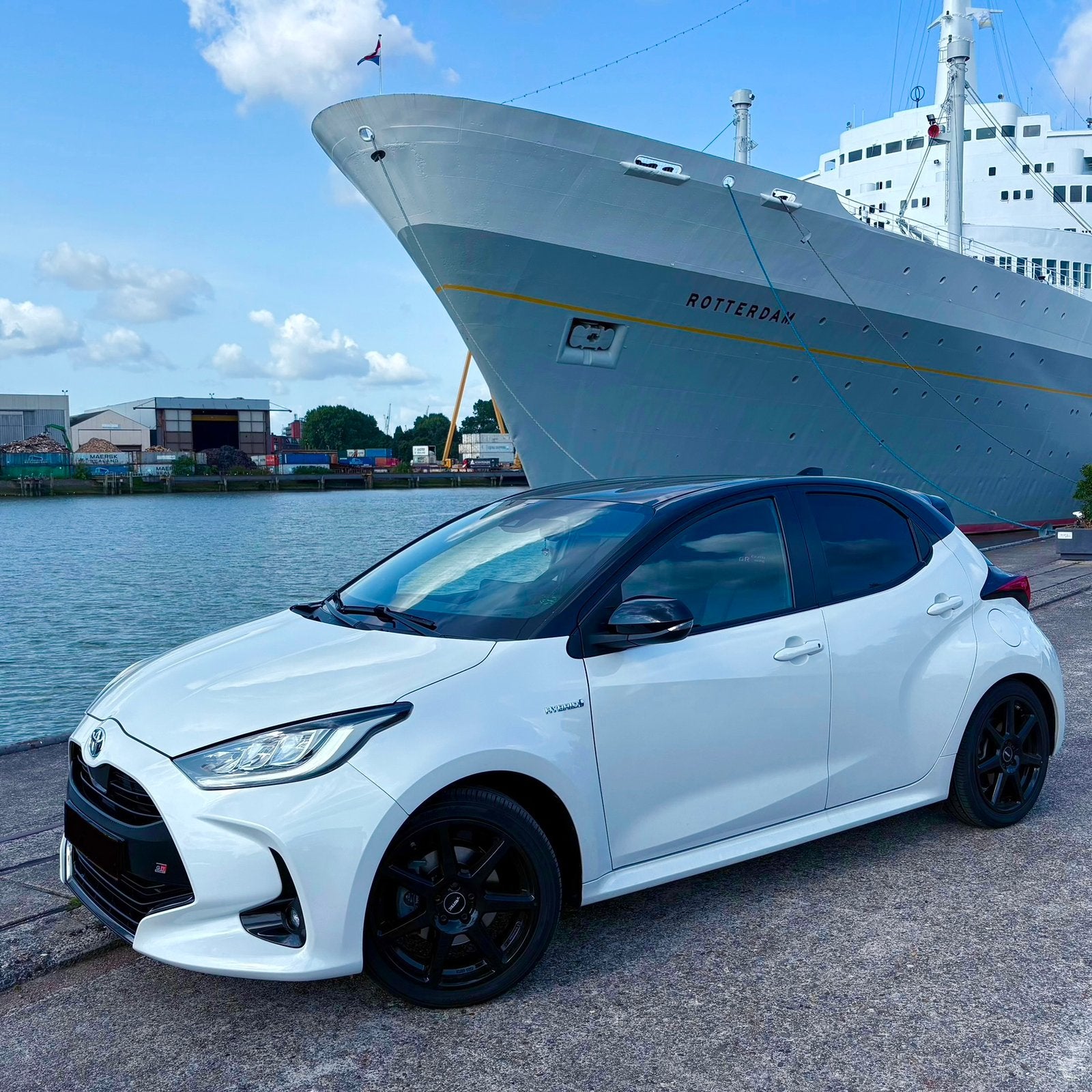Toyota Yaris 1.5 Hybrid 116pk CVT 2022 parelmoer/zwart, Auto's, Sound system, 450 kg, 1490 cc, Grijs