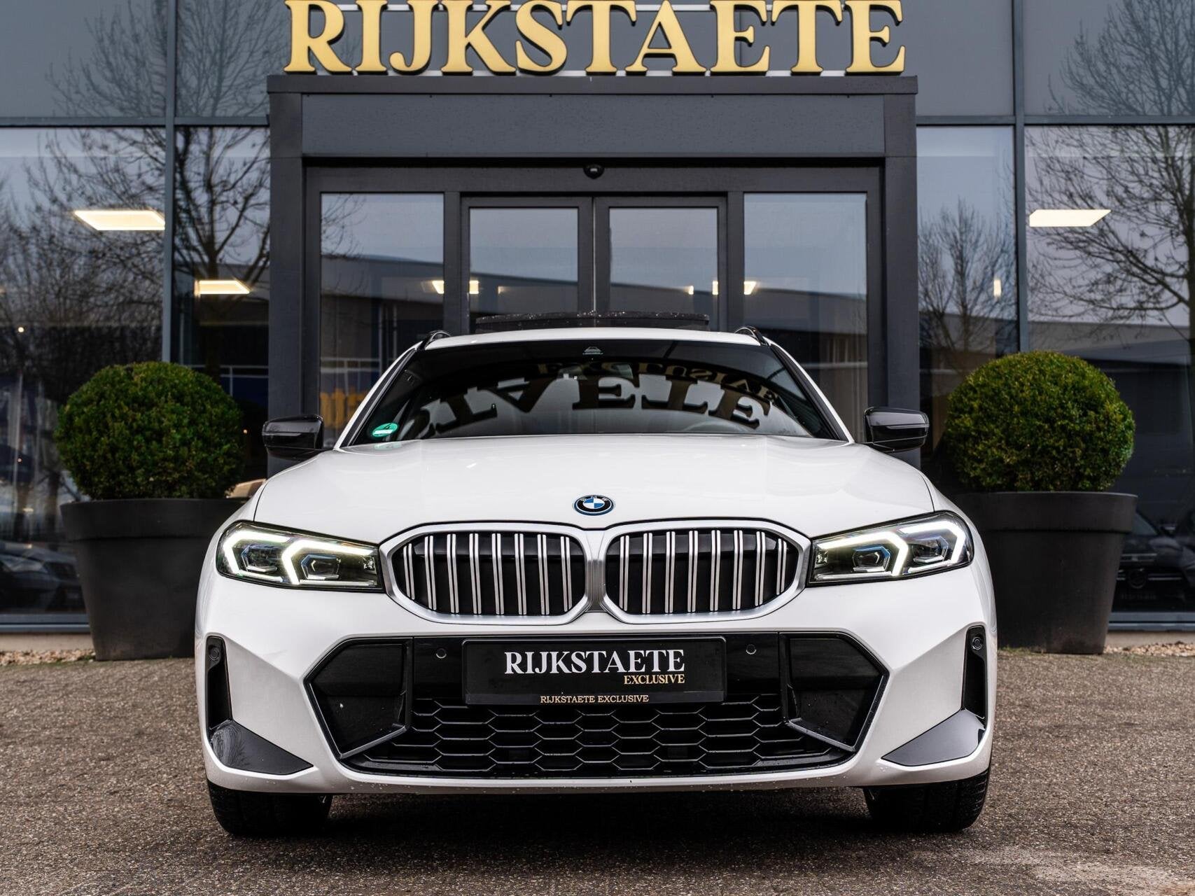 BMW 3-serie Touring 330e xDrive|M-PAKKET|PANO|TREKHAAK|19'', Auto's, 1998 cc, Gebruikt, 4 cilinders, Wit