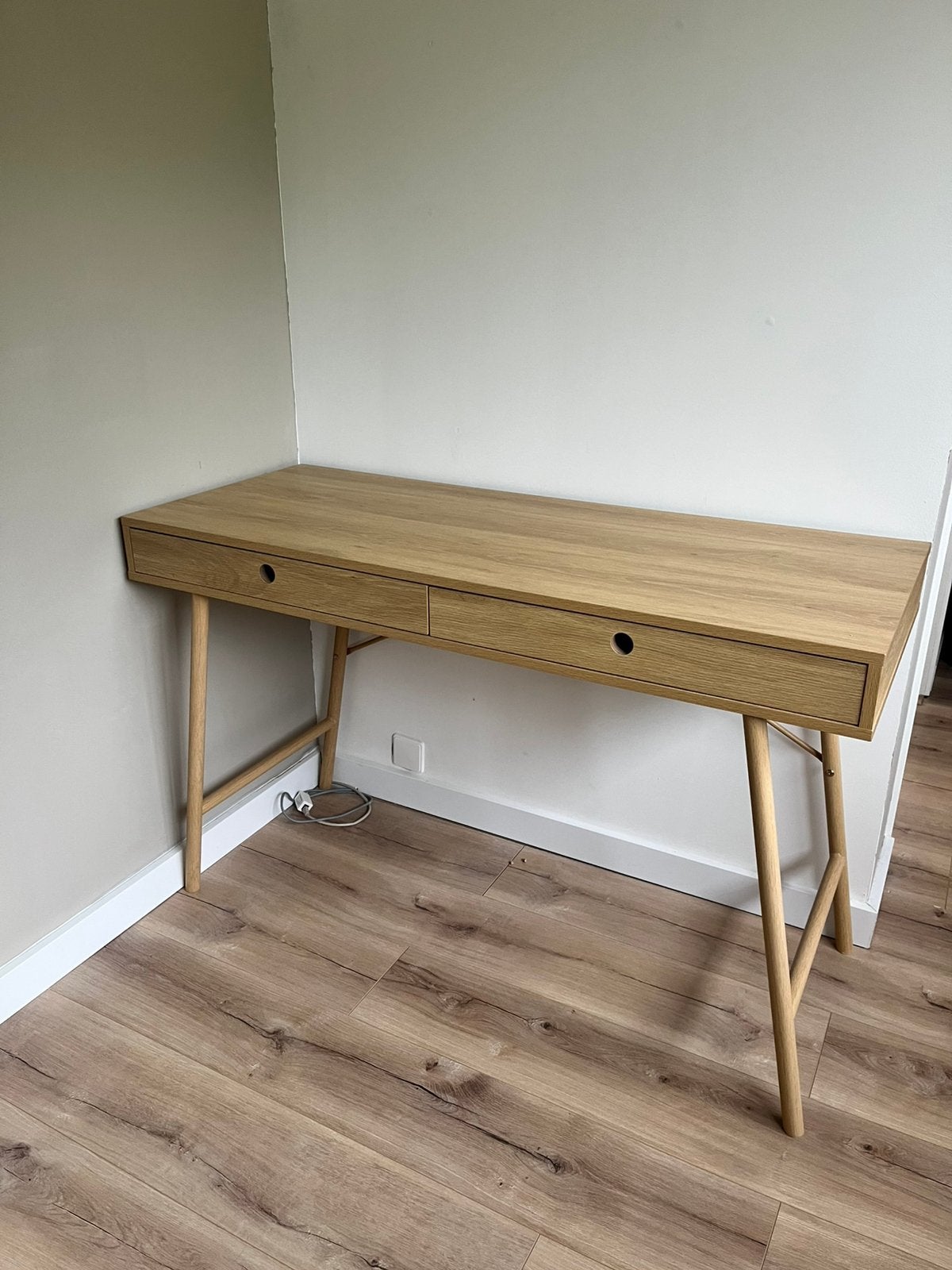 Bureau LINDVED van JYSK, Huis en Inrichting, Bureaus, Ophalen, Zo goed als nieuw