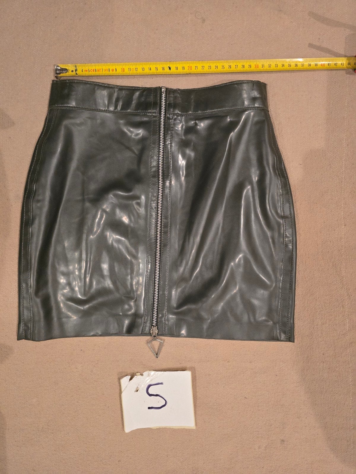 Stijlvolle grijze latex mini-rok met rits, Kleding | Dames, Rokken, Verzenden, Zo goed als nieuw, Maat 36 (S), Grijs