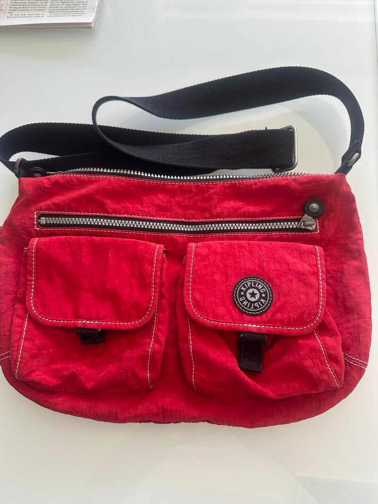 Mooie rode Kipling tas met verstelbare riem, Sieraden, Tassen en Uiterlijk, Tassen | Schoudertassen, Ophalen of Verzenden, Gebruikt