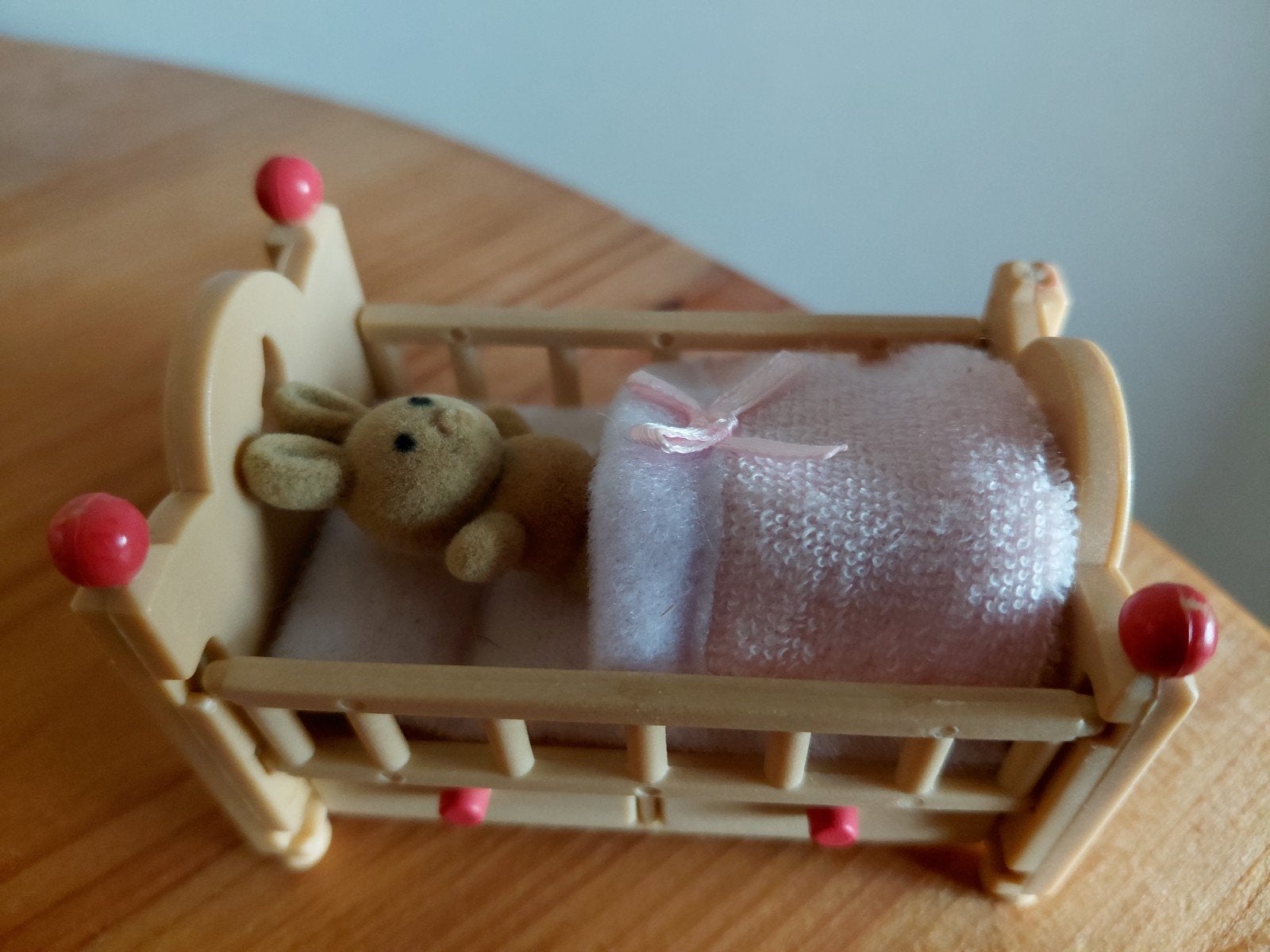 Sylvanian Families babybed met laatjes/mini knuffel/rood, Verzamelen, Ophalen of Verzenden, Zo goed als nieuw, Poppenhuis