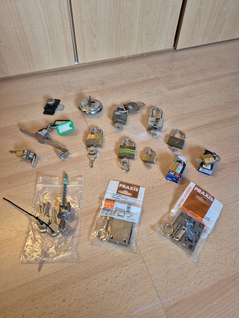 diversen sloten, hang-vitrine-kast, Ophalen of Verzenden, Zo goed als nieuw, Overige materialen, Slot
