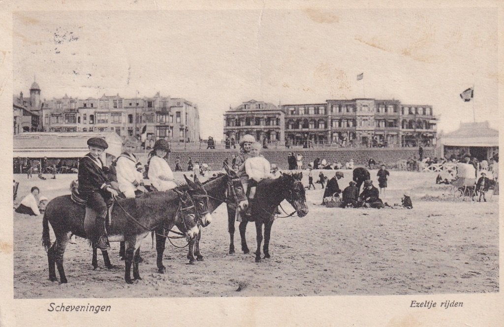 Oude ansichtkaart Scheveningen: Ezeltje rijden op het strand, Ophalen of Verzenden, Voor 1920, Gelopen, Zuid-Holland