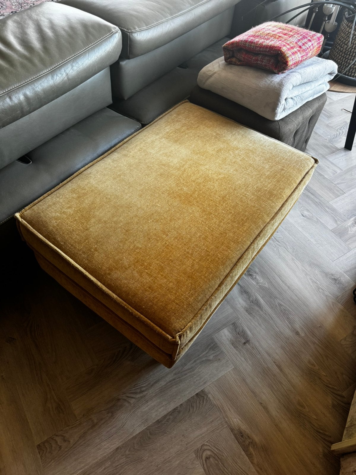 Okergele poef/voetenbank, Huis en Inrichting, Ophalen, Gebruikt, 75 tot 100 cm, Stof