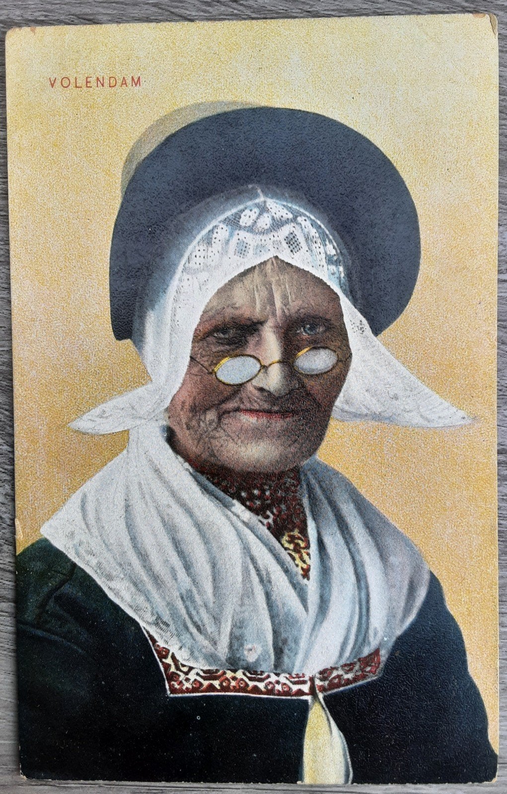 Oude Volendamse vrouw in klederdracht, Ophalen of Verzenden, Voor 1920, Ongelopen, Noord-Holland