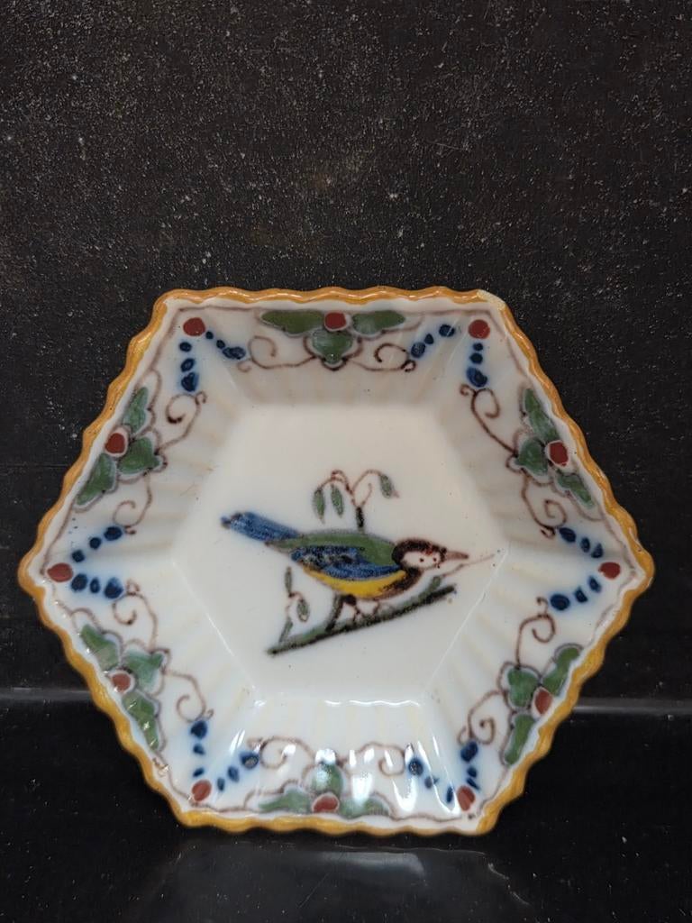 Makkum Tichelaar zeshoekig schaaltje met vogeldecor, Antiek en Kunst, Antiek | Porselein, Ophalen of Verzenden