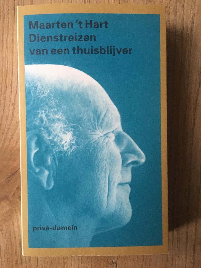 Dienstreizen van een thuisblijver, 	Maarten 't Hart, 	89, Ophalen of Verzenden, Gelezen