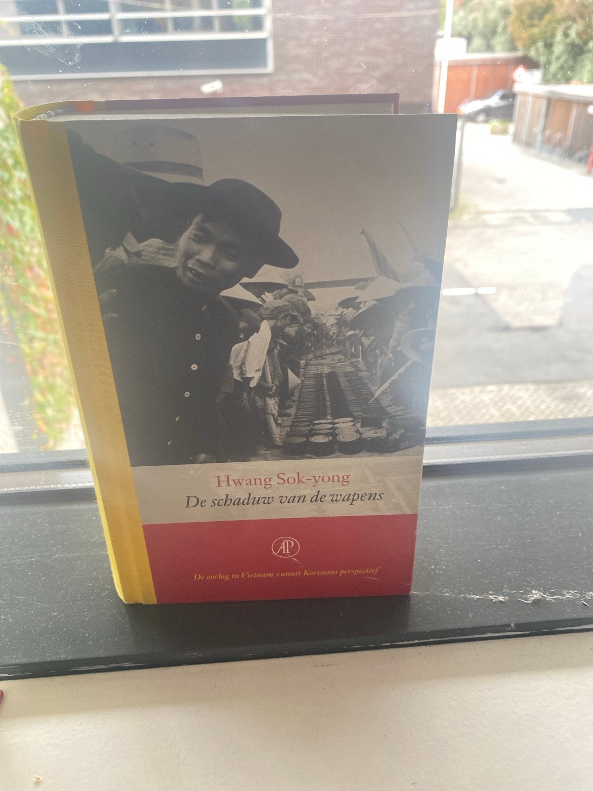 De schaduw van de wapens - Hwang Sok-yong, Gelezen, Ophalen of Verzenden, 1945 tot heden, Overige onderwerpen