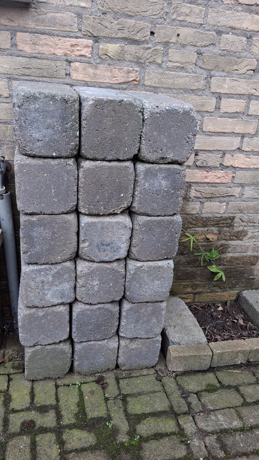 18 grote borderstenen, gratis ophalen in Zaltbommel, Tuin en Terras, Ophalen, Gebruikt, Beton, Overige typen