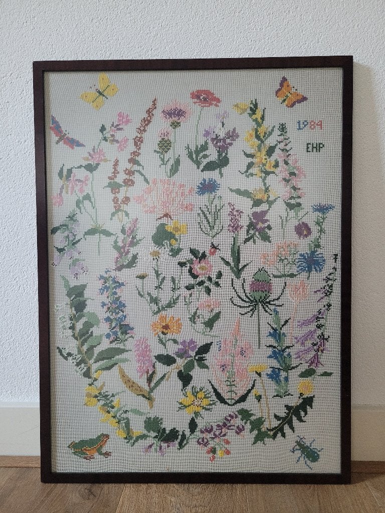 Borduurwerk 'Planten/bloemen' in mahonie lijst + museumglas, Ophalen