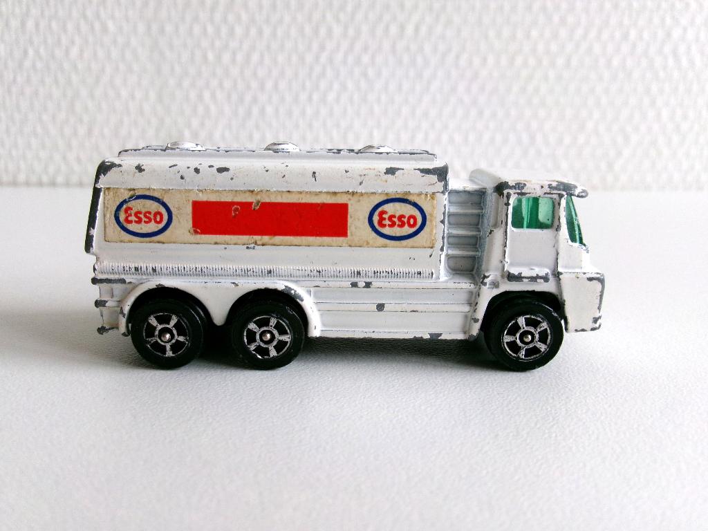Guy Tanker wit Esso Corgi Juniors (geen ovp), Ophalen of Verzenden, Gebruikt, Bus of Vrachtwagen