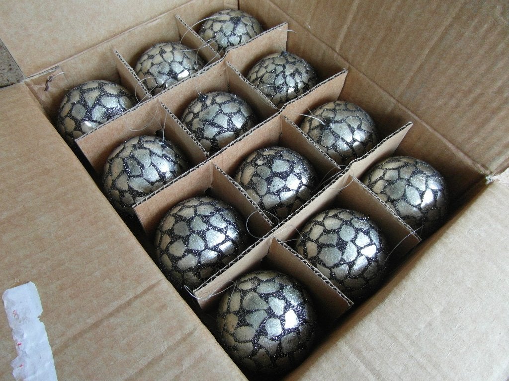12 kerstballen zilverkleurig/zwart., Diversen, Kerst, Ophalen of Verzenden, Zo goed als nieuw