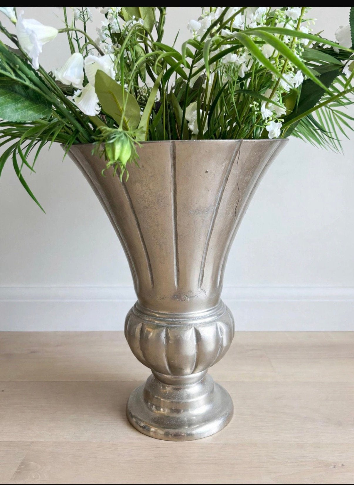 Grote zilveren trompet vaas met PMTD en intratuin bloemen, Ophalen, Zo goed als nieuw