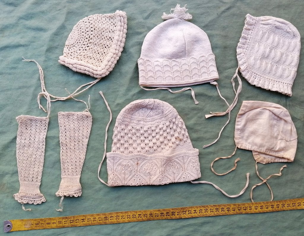 5 antiek baby mutsjes en paar baby mitaines Antiek handwerk, Ophalen of Verzenden, Kinderen