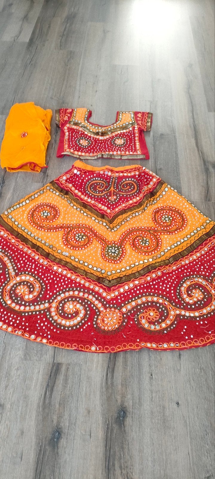 Traditionele Indiase set: Blouse en rok met spiegeltjes, Ophalen of Verzenden, Gedragen, Maat 38/40 (M), Rood